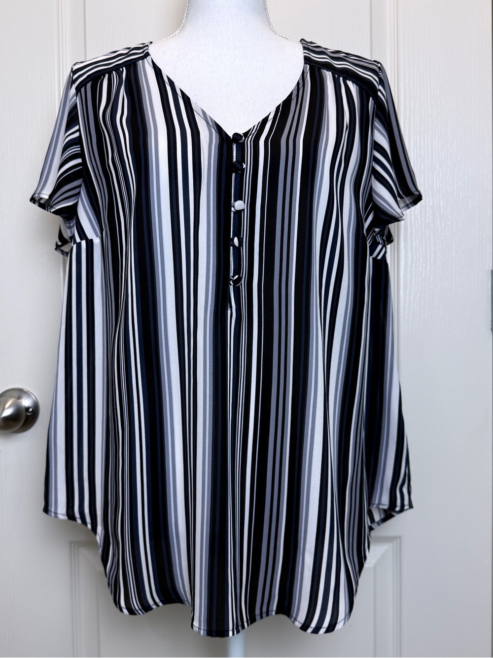 torrid Black & White Vertical Stripe V-Neck Blouse Sz 00 0X